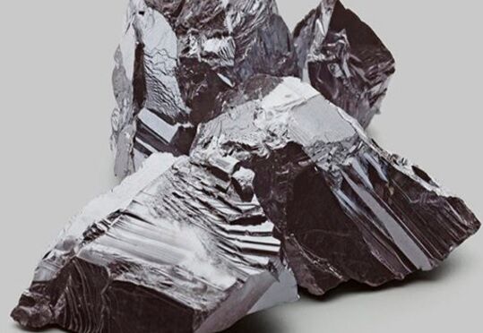 Lithium ist für die Herstellung von Batterien für Elektroautos bisher unerlässlich. Leider hängen Europa und Deutschland von Importen ab. Damit sich die Versorgung unabhängiger gestaltet, werden jetzt gleich zwei Projekte gefördert, die Lithium aus Deutschland heranschaffen sollen.(Bild:  Mineralshow)