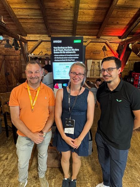(v. l.) Max Schletzbaum und Maximilian Maier von Veeam mit Tina Christophers, Arrow (Bild: Vogel IT-Medien GmbH)