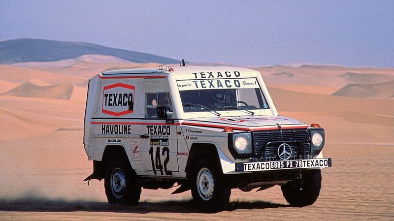 1983 gewannen Jacky Ickx und Claude Brasseur mit einem Mercedes-Benz 280 GE Rallyefahrzeug die Rallye Paris – Dakar. Nach 21 Tagen und 14.000 Kilometern durch Wüste, Steppen, Gebirge und Dschungel erreichten sie ihr Ziel und bescherten Daimler-Benz den bis heute größten Motorsporterfolg der G-Klasse. 1983 gewannen Jacky Ickx und Claude Brasseur mit einem Mercedes-Benz 280 GE Rallyefahrzeug die Rallye Paris – Dakar. Nach 21 Tagen und 14.000 Kilometern durch Wüste, Steppen, Gebirge und Dschungel erreichten sie ihr Ziel und bescherten Daimler-Benz den bis heute größten Motorsporterfolg der G-Klasse.