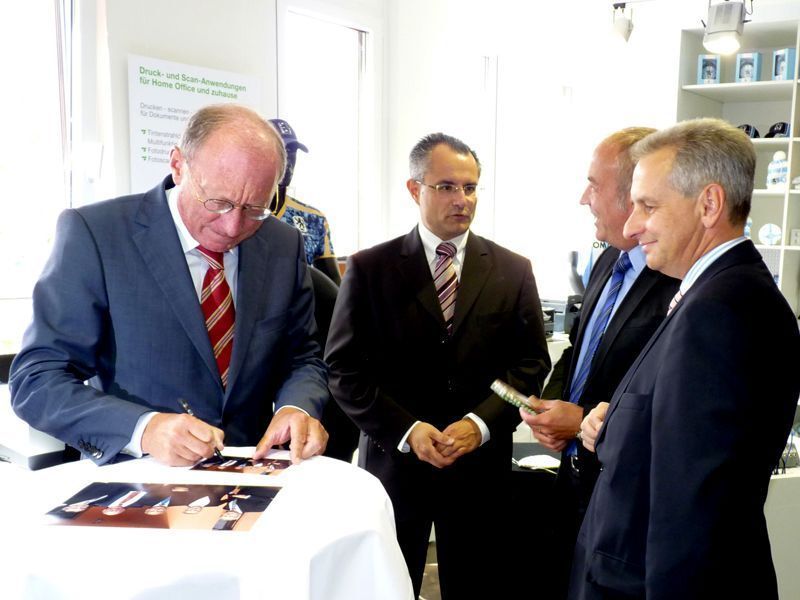 Franz Maget, Vizepräsident im Bayerischen Landtag und Präsidiumsmitglied des Bundesligisten TSV 1860 München bedachte Dietmar Gröbl mit einer Widmung. (Archiv: Vogel Business Media)