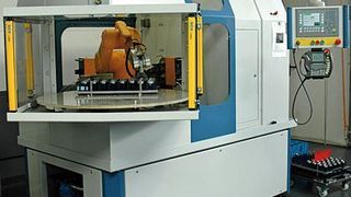 Bild 1: Die Anlage wurde mit geringem Aufwand um eine Zelle mit Rundtisch und Roboter erweitert.  Bild: Stäubli (Archiv: Vogel Business Media)