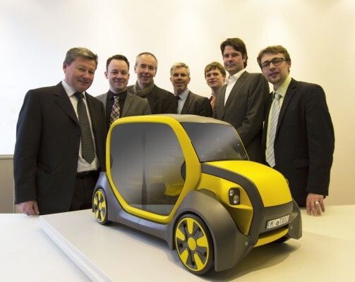 Die Vertreter der Konsortialpartner (v.l.): Helmut Haimerl (Steinbeis Verbund), Gunnar Balkow (BMZ Batterien-Montage-Zentrum GmbH), Prof. Peter Naumann (Naumann-Design), Paul Leibold (VISPIRON Carsync GmbH), Peter Schwanemann (Heinzmann GmbH & Co.KG), Robert Maier (Roding Automobile GmbH) und Falk Langer (Fraunhofer ESK). (ACM)
