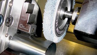 Die Feinbearbeitung von Kfz-Komponenten durch Bürstspanen; das Erzeugen des Steuerprogramms erfolgt analog zur Dreh- oder Fräsbearbeitung mit CAD/CAM-Systemen. Bild: Verfasser (Archiv: Vogel Business Media)