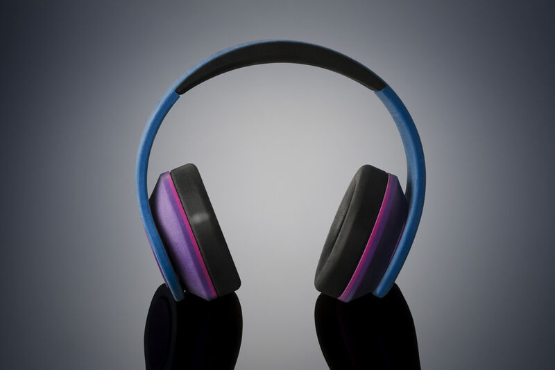 Beim Druck dieser flexiblen Kopfhörer werden Cyan und Magenta mit gummiartigen Bauteilen vermischt. (Bild: Stratasys)