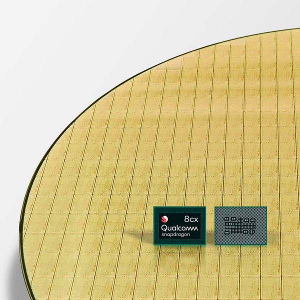 Wafer und fertiges SoC: Der Snapdragon 8cx von Qualcomm ist das erste im 7-nm-Prozess gefertigte SoC für PCs. (Qualcomm)