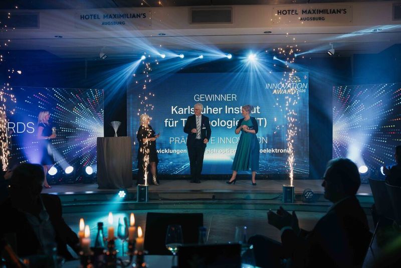 (V. l.) Ulrike Ostler, Prof. Dr. Christian Koos (Leiter des Instituts für Photonik und Quantenelektronik am KIT) und die Moderatorin des Abends Margit Lieverz. (Bild: Manuel Emme Fotografie)