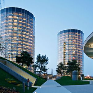 Die beiden gläsernen Türme der Autostadt in Wolfsburg sind bekannt. Bis zu 400 Fahrzeuge pro Turm warten hier auf ihre Auslieferung.