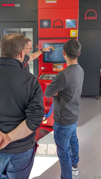 Die Schweizer Zerspanungsspezialisten von Next Factory bieten auch regelmässig Maschinenschulungen an – bei Kunden vor Ort oder im Technologiezentrum in Glovelier. (Bild: Kern Microtechnik / Next Factory)