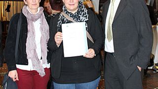 Jennifer Baseler (Mitte) mit ihren Ausbildern Heidi Bögershausen und Herbert Faul nach der Preisverleihung. (Bild: Jürgen Baseler/Max-Planck-Institut für Eisenforschung)