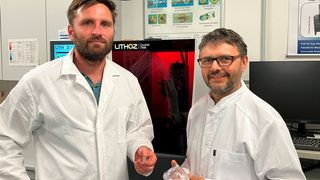 Doktorand Christian Polley (links) und Professor Hermann Seitz (rechts) vom Lehrstuhl für Mikrofluidik der Universität Rostock untersuchen, wie mit 3D-gedruckten, elektrisch aktiven Implantaten große Knochendefekte behandelt werden können. (Bild: Joachim Mangler - Universität Rostock)