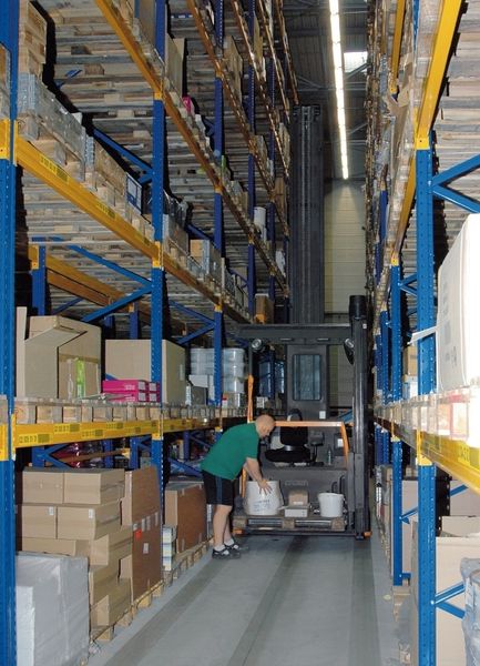 Der Fahrerplatz des TSP 6000 lässt sich nach vorne öffnen, sodass der Bediener im Gang die Kabine verlassen kann, um aus der untersten Regalebene zu kommissionieren, (Archiv: Vogel Business Media)