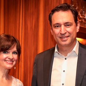 Die Eventorganisatorin Dr. Sonja Lechner mit Staatsminister Georg Eisenreich.(Bild:  Stefan Heigl)