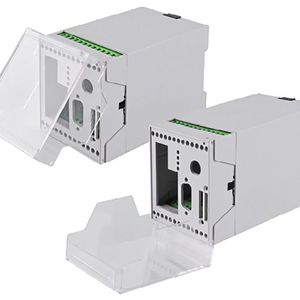 Eine optionale transparente Schutzhaube schützt empfindliche Bedienelemente. Sie lässt sich wahlweise nach oben oder unten klappen bzw. komplett entfernen. (Bild:  Bopla)