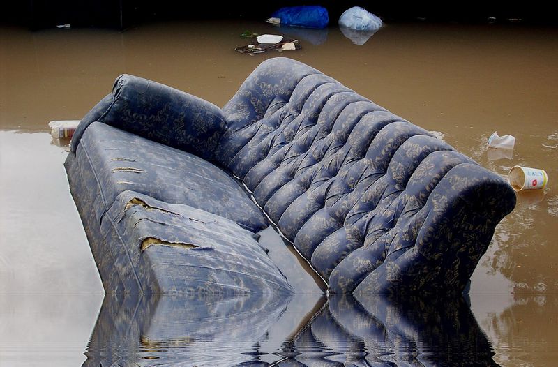 Indstrieababfälle und die Entsorgung von Hausabfällen machen den Fluss zu einem der am stärksten verschmutzten Gewässer der Welt. Um den Fluss von seiner Beschmutzung zu befreien, hat die Regierung von Indonesien 2011 ein Maßnahmenpaket von umgerechnet 3,5 Milliarden Euro zur Verfügung gestellt.(Bild: MangAndri Kasep on Dec. 5th, 2008 - CC-BY-SA 2.0, https://www.flickr.com/photos/andri_suprihadi/3099775188/) (Bild: MangAndri Kasep)