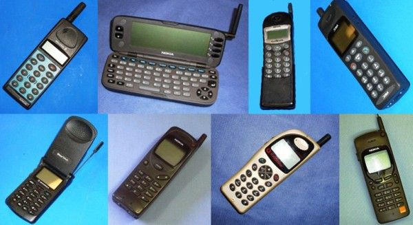 Einige der ersten 2G-Mobiltelefone der 90er Jahre (Bild: University of Salford)
