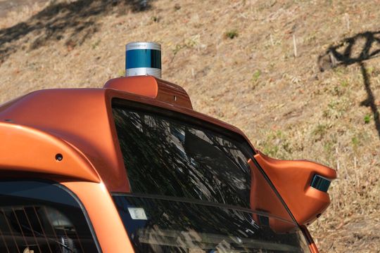 Insgesamt 7 LiDAR-Sensoren und 10 Kameras sorgen für einen elektronischen Rundumblick im Radius von 100 Metern.(Bild:  Richard Oed)