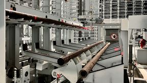 Insgesamt sieben Ausgabestationen vereinzeln die stählernen Stangen bei SEW-Eurodrives und übergeben diese an die Zufuhr-Rollenbahn der Sägen. Im Zentrum des Geschehens agiert ein Wabenlagersystem von Kasto mit 5.140 Plätzen für die Halbzeuge. Es kann drei Tonnen tragen. (Bild: Kasto)