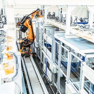 Drei Werkzeugmaschinen des Herstellers Grob bearbeiten Roboterwerkstücke. Ein KR Fortec fährt diese über eine Lineareinheit zum Be- und Entladen an.