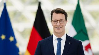Nordrhein-Westfalens Ministerpräsident Hendrik Wüst (CDU) spricht sich bei der KI-Reglementierung für einen globalen Schulterschluss demokratischer Staaten aus.  (© Land NRW / Tobias Koch (www.tobiaskoch.net))
