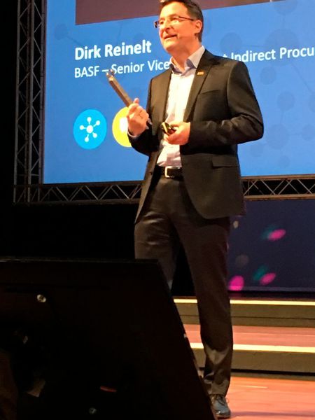 BASF-Chefeinkäufer Dirk Reinelt hatte zu seinem Vortrag auch einen von BASF virtuell entwickelten und über 3D-Druck hergestellten Wärmeaustauscher mitgebracht. (PROCESS)