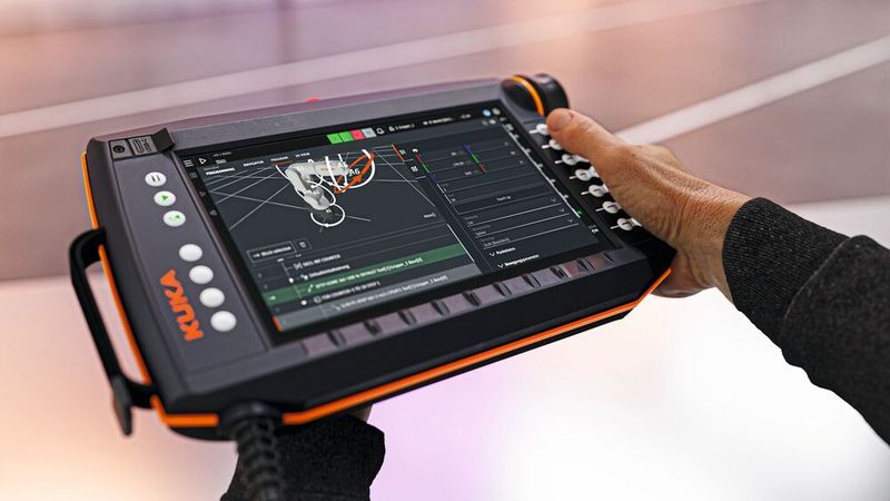 Mit KI-bereiter Steuerung und dem neuesten Betriebssystem iiQKA.OS2 treibt Kuka die Automatisierung voran. (Bild: Kuka)