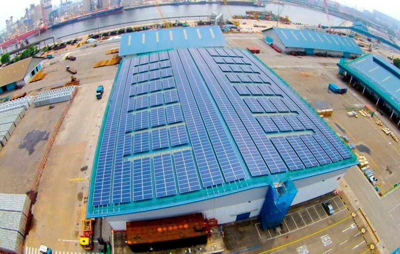 Freie Dachflächen werden konsequent zur Stromproduktion genutzt. (Sunseap Solar)