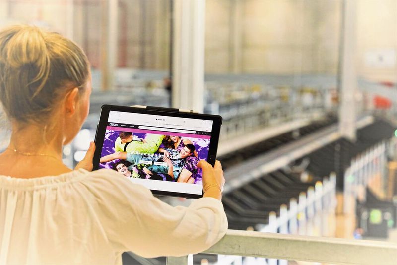 Über seinen Internetauftritt mit einer marktführenden App und der Homepage in responsivem Design in zehn Sprachen bietet Asos über 85.000 kuratierte Produkte in über 200 Märkten an. (Bild: Seven Senders)