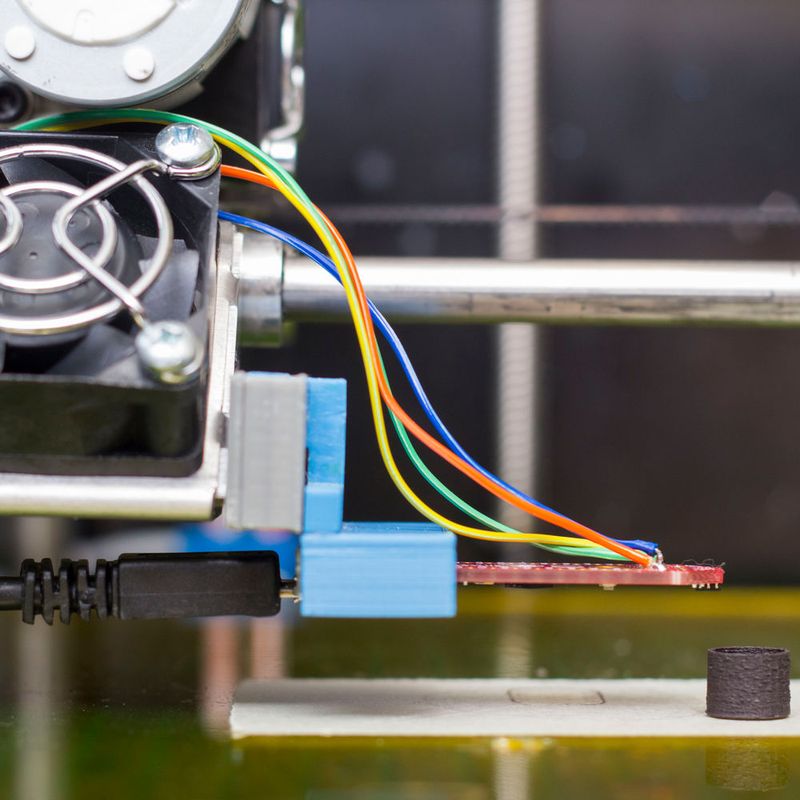 Eine becherartige Form (rechts unten), hergestellt im 3D-Drucker