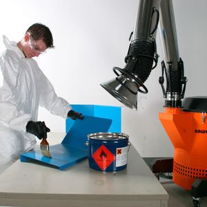 Die mobile Absaug- und Filteranlage Airmaster 1200 gewährleistet die Arbeitssicherheit etwa bei der Rissprüfung, an Lackierarbeitsplätzen, bei Klebe- und Primerarbeiten, Laboranwendungen, an Waschplätzen oder in der Teilereinigung sowie beim Spritzgießen.