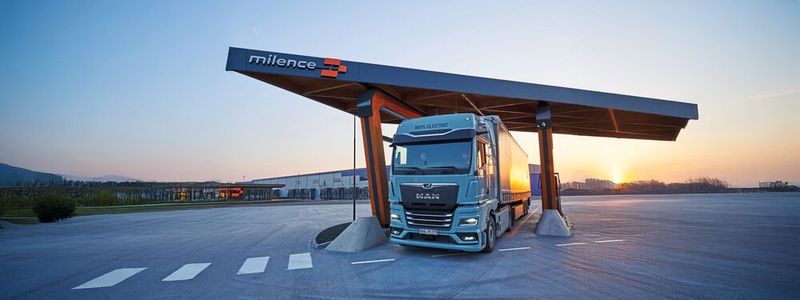 Passende Ladeinfrastruktur bleibt die wichtigste Voraussetzung für den Betrieb elektrisch angetriebener Lkw.(Bild:  MAN Truck & Bus; KI-erweitert)