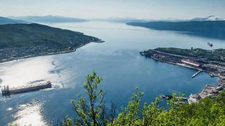 Im beschaulich anmutenden Hafen von Narvik/Norwegen nutzt das schwedische Bergbauunternehmen LKAB eine gigantische Verladestation zur Befüllung von Eisenerz-Frachtern. (Bild: SKF)