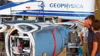 Einbau des Aerosolpartikel-Massenspektrometers ERICA in das Forschungsflugzeug M-55 Geophysica  (Stephan Borrmann)