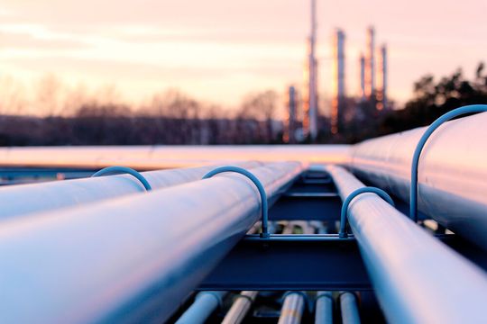 Schätzungsweise mehrere Hundert Millionen Euro bekommt Russland aus der EU für Energielieferungen - pro Tag. Nach den Berichten über Kriegsverbrechen durch russische Truppen in der Ukraine flammt die Diskussion über ein Embargo wieder auf. Doch was würde das bedeuten? Schätzungsweise mehrere Hundert Millionen Euro bekommt Russland aus der EU für Energielieferungen - pro Tag. Nach den Berichten über Kriegsverbrechen durch russische Truppen in der Ukraine flammt die Diskussion über ein Embargo wieder auf. Doch was würde das bedeuten?