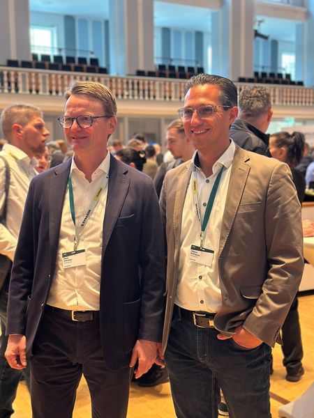 Die Vorstände (v.l.) Mark Schröder und Miguel Rodriguez bei der Partnerveranstalgung Synaxon Impulse 2025 (Bild: Valentin Diehl)