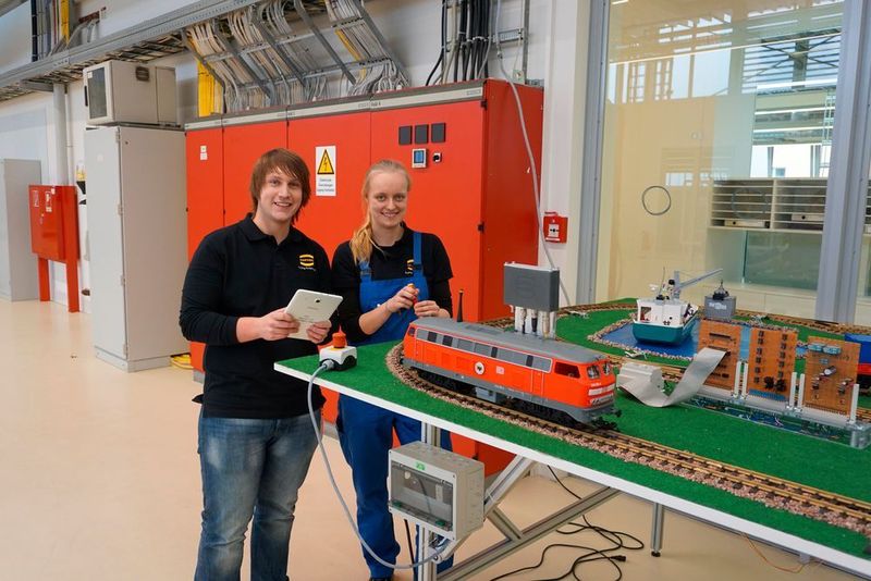 Adina Brandt (duale Studentin Maschinenbau) und Pascal Haßebrock (dualer Student Mechatronik) lernen quasi spielerisch den Umgang mit der Harting Mica. (Harting)