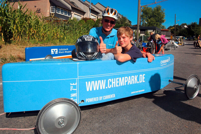 Chempark-Leiter Dr. Ernst Grigat und Garret, den Fahrer der Chempark-Seifenkiste (Bild: Currenta)