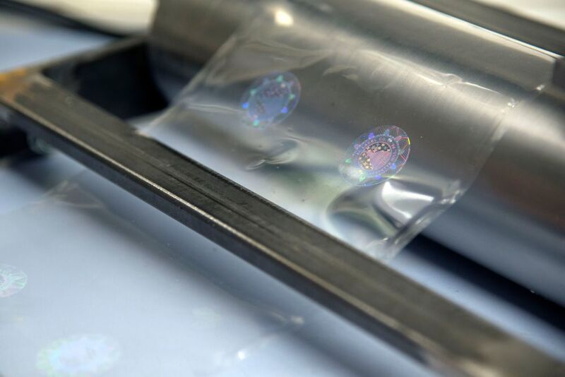 Nanostrukturelemente auf einer Folie, die im Rolle-zu-Rolle-Verfahren hergestellt werden soll, hier im Labormaßstab. (Angelina Niepenberg)