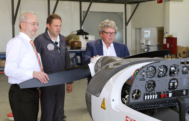 Frank Anton (Siemens), Testpilot Ingmar Mayerbuch und Christian Dries (Diamond Aircraft) (v.l.n.r.) planen das Erprobungsprogramm der DA36 E-Star 2. (Bild: Siemens)