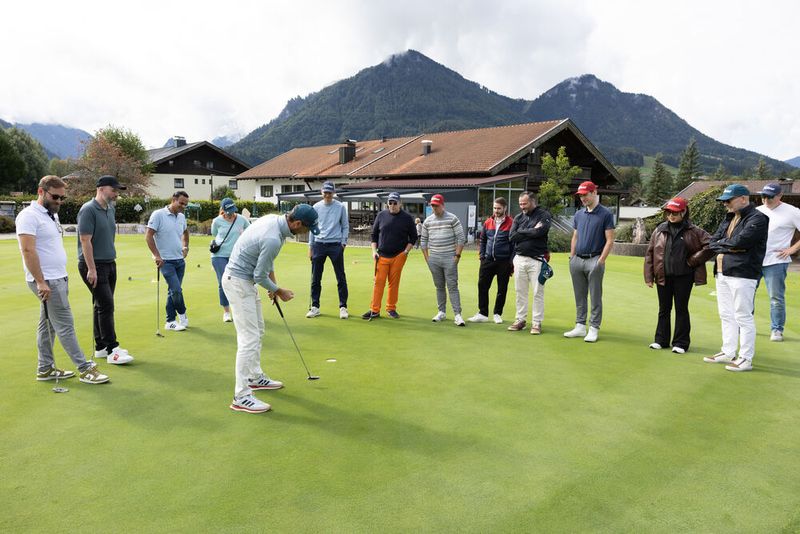 Golf-Pro Markus von Knörzer hatte auch in diesem Jahr viele Schnupperer in seinem Kurs. (Bild: Hans Breitenfellner)