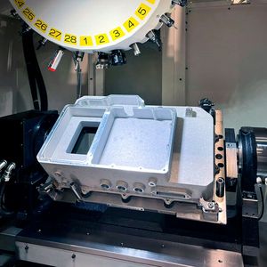 28 Werkzeugplätze und ein Verfahrweg von 500 mm in Y-Richtung erweitern die Möglichkeiten der «Robodrill».(Bild:  Fanuc)