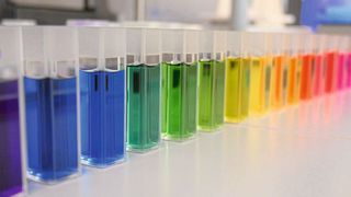 Mit einem Labor-Teststand haben Prof. Dr. Andrea Springer und ihre Mitarbeiter Muster-pH-Wert-Lösungen angesetzt und mit Licht durchstrahlt, um die Farbwerte auf der Gegenseite als Maß für den pH-Wert zu nutzen.  (Bild: WH)