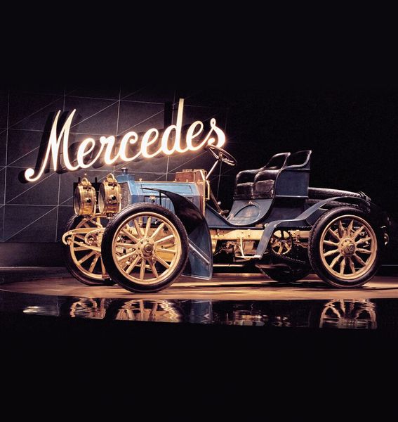 1900 – der erste Mercedes: Im April 1900 entschied die Daimler-Motoren-Gesellschaft, ihre Automobile Mercédès zu nennen. Es war der Name der elfjährigen Tochter von Emil Jellinek. Der in Nizza lebende österreichische Geschäftsmann handelte mit Daimler-Fahrzeugen und meldete sie zu Rennveranstaltungen an. Schon das erste Fahrzeug mit diesem wohlklingenden spanischen Namen, der Mercedes 35 PS, sorgte im März 1901 auf der Rennwoche von Nizza für Furore. Und das nicht nur, weil er dank fortschrittlichster Technik gleich mehrere Rennen haushoch gewann, sondern auch aufgrund seines außergewöhnlich eleganten Designs. Der Mercedes 35 PS gilt als Urtyp des modernen Automobils und entwickelte sich mit seiner fortschrittlichen Fahrzeugarchitektur zum Vorbild der gesamten Automobilindustrie. „Mercédès“ wurde am 23. Juni 1902 zum Warenzeichen angemeldet und am 26. September 1902 gesetzlich geschützt.  (Bild: Daimler AG)