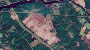 Die Rodungsfläche für den geplanten Google-Campus umgeben von Nadelwald bei Muhos, Finnland, am 1. Oktober 2026. (Bild: Enthält modifizierte Copernicus-Sentinel-Daten, aufbereitet vom Finnischen Umweltinstitut Syke (1.10.2026), CC BY 4.0.)