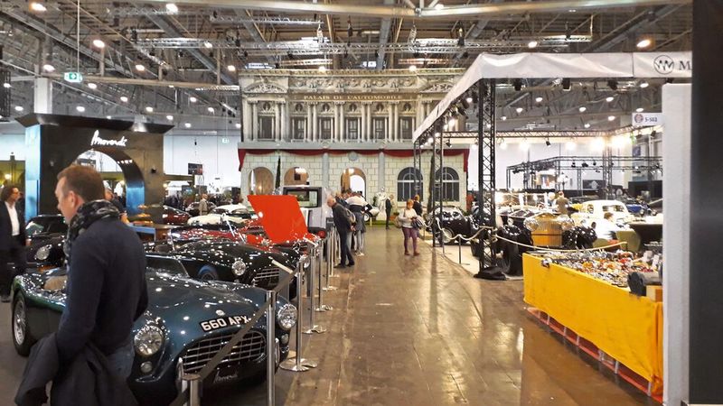 Techno Classica 2023: Selbst in der berühmte Halle 5 mit dem Stand des Veranstalters S.I.H.A. zeigten sich die Spuren der neuen Zeit. Statt bunter Fahnen und reichlich Glamour war eher „Standard“ angesagt. (Bild: Dominsky – VCG)