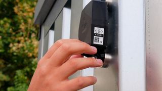 Sie wollen ihre nicht mit Strom betriebenen Ladunsträger digital erfassen? Dann sollte Sie der Weg zur Logimat 2023 in Halle 8 führen, wo Sensolus seine IoT-Tracker, die exakt das effizient schaffen, erstmals präsentiert. (Bild: Sensolus)