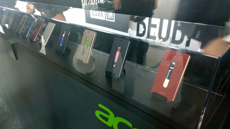 Nur hinter Glas ausgestellt: Das neue 5,5-Zoll-Phablet Liquid X2 mit speziellem Flip-Covern. (Bild: IT-Business)