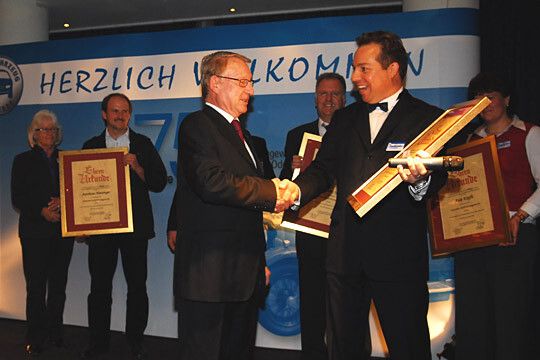 Arbeiten Hand in Hand zusammen: Obermeister Dieter Ernst (li.) und der stellvertretende Obermeister Dietmar Clysters, der bei der Jubiläumsfeier durch das Programm führte. (Archiv: Vogel Business Media)