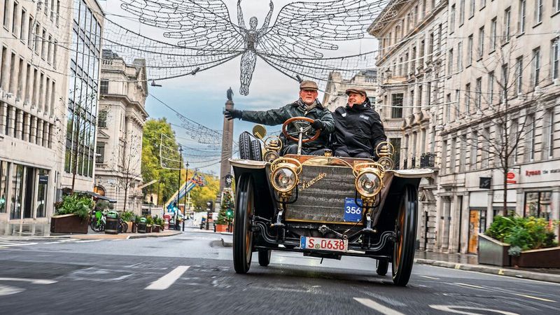 Auch auf einen Blinker bzw. Winker mussten die Fahrer seinerzeit (und auch heute) verzichten. Eine Art Kelle würde hier aber eventuell noch bessere Dienste tun. (Bild: Craig Pusey)