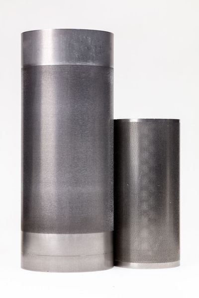 Ein wesentlicher Vorteil des Elektronenstrahlbohrens ist, dass man sämtliche metallische Werkstoffe inklusive Titan sowie thermisch hochbelastbare Legierungen bis zu einer Dicke von 6 Millimetern bearbeiten kann. (Bild: Pro-beam)