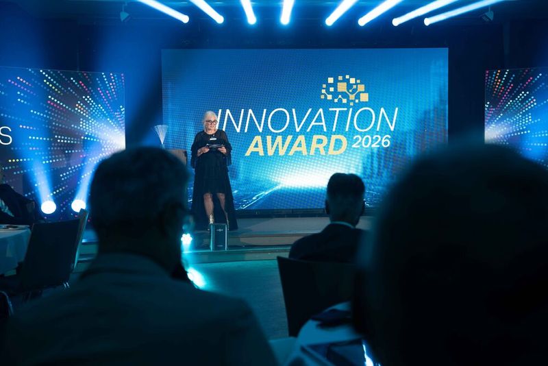 Ulrike Ostler, Chefredakteurin im Ruhestand, hält die Laudatio für den Innovation-Award. (Bild: Manuel Emme Fotografie)